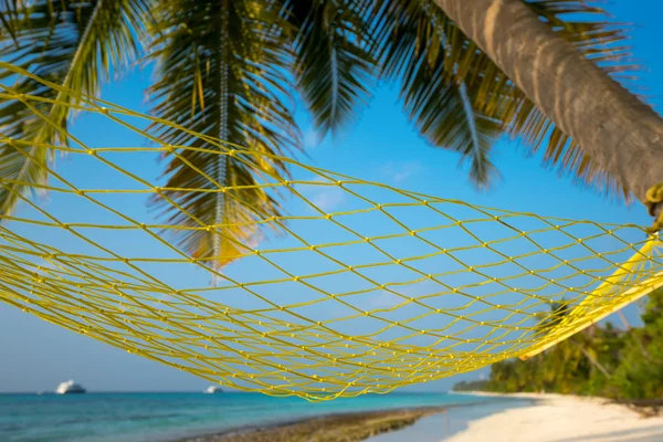 Reizen concept met een hangmat in een tropisch strand — Stockfoto