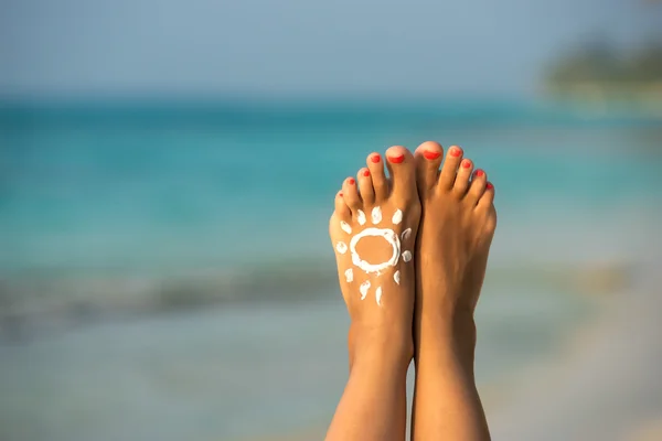 在热带海滩概念形象的美丽女性腿 图库照片
