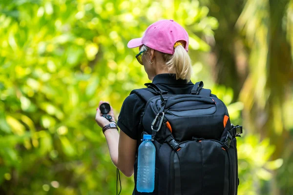 Joven turista con mochila caminando en la selva tropical —  Fotos de Stock