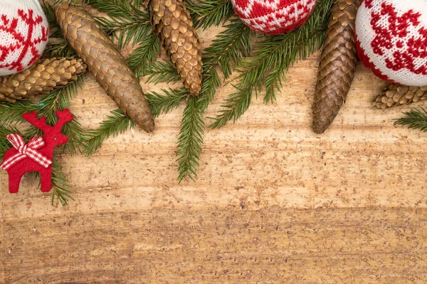 Fir kerstboom op houten achtergrond — Stockfoto