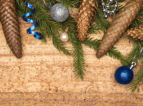 Tannenbaum auf Holz-Hintergrund — Stockfoto