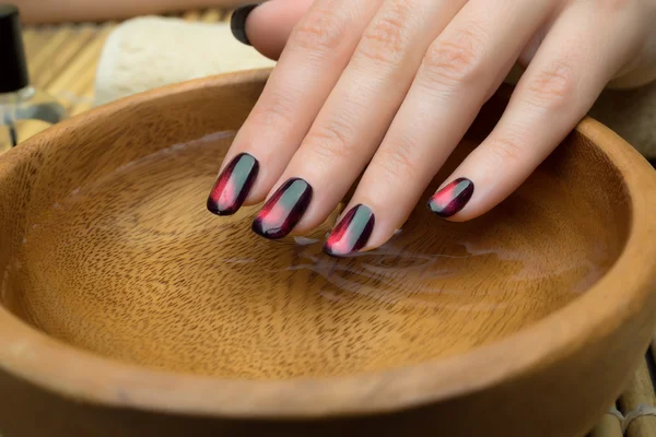 Unhas da mulher bonita com manicure elegante agradável . — Fotografia de Stock