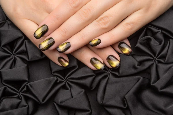 Piękna kobieta paznokcie z ładne stylowe manicure. — Zdjęcie stockowe