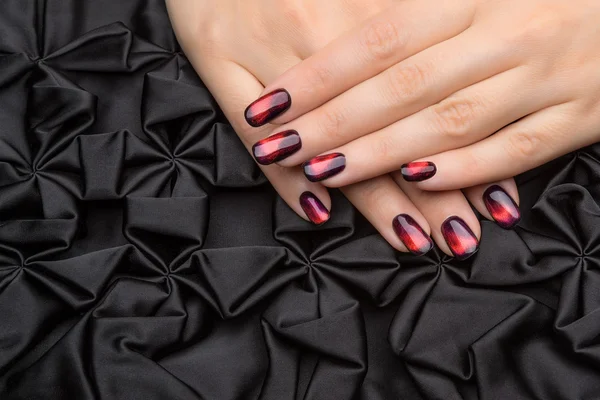 Unhas da mulher bonita com manicure elegante agradável . — Fotografia de Stock