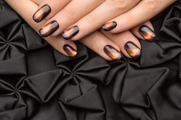 Piękna kobieta paznokcie z ładne stylowe manicure. — Zdjęcie stockowe