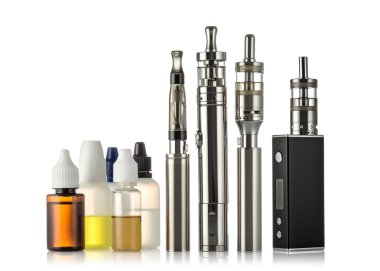elektronik sigara koleksiyon üzerinde beyaz izole