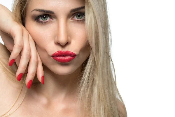 Retrato de cerca de los labios de mujer sexy con lápiz labial rojo y m rojo — Foto de Stock