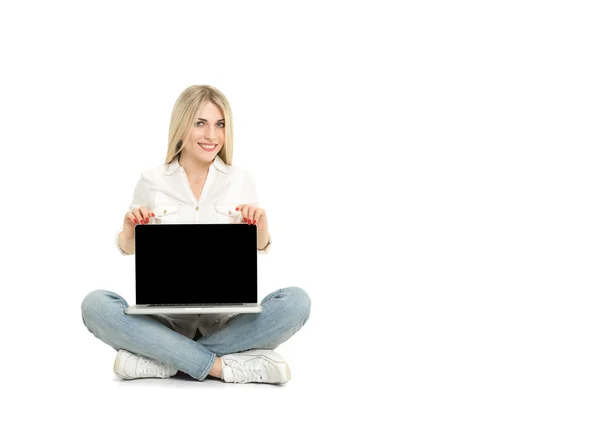 Junge blonde Frau zeigt leeren Laptop Computerbildschirm sitzend — Stockfoto