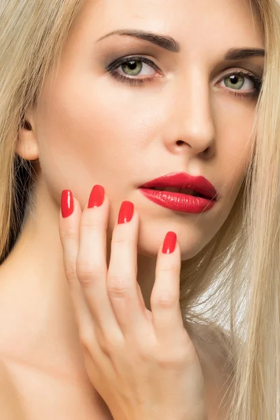 Close-up πορτρέτο της σέξι γυναίκα χείλη με κόκκινο κραγιόν και κόκκινο m — Φωτογραφία Αρχείου