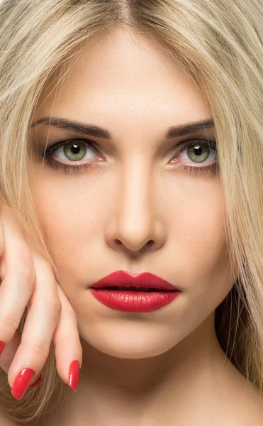 Potret close-up dari bibir wanita seksi dengan lipstik merah dan merah m — Stok Foto