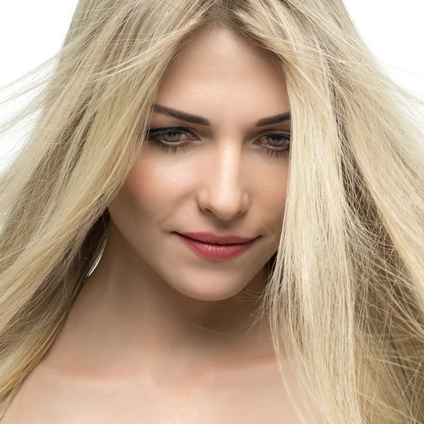 Mooie vrouw met lange rechte blond haar. — Stockfoto