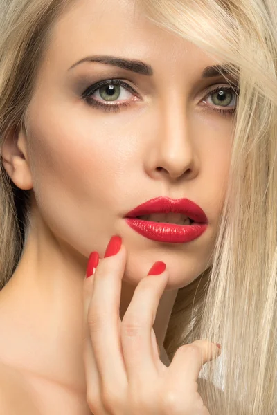 Retrato de cerca de los labios de mujer sexy con lápiz labial rojo y m rojo — Foto de Stock