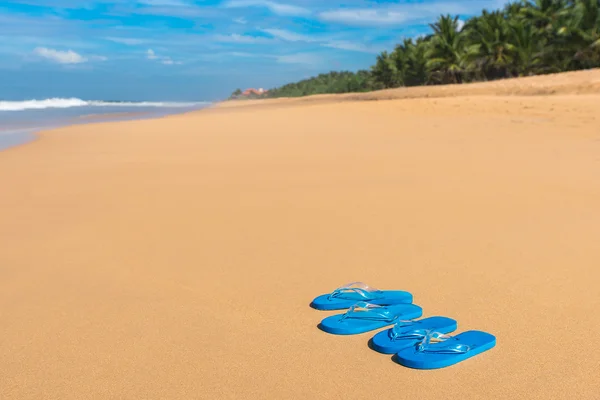 Flip flops op een tropisch strand — Stockfoto