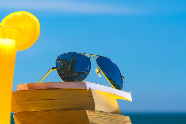 Bücher und Sonnenbrillen am Strand — Stockfoto