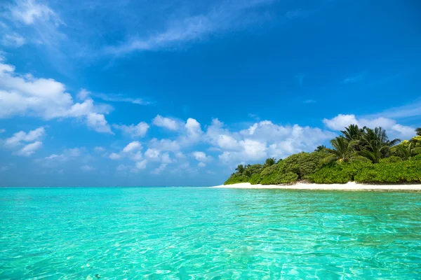 Hermosa playa y mar tropical — Foto de Stock