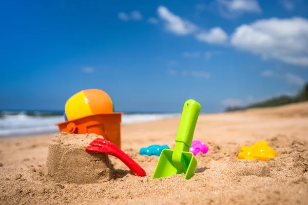 Strandspielzeug im Sand am Strand — Stockfoto