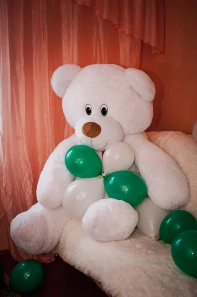 Мягкая игрушка белого медведя и белые и зеленые шарики — стоковое фото