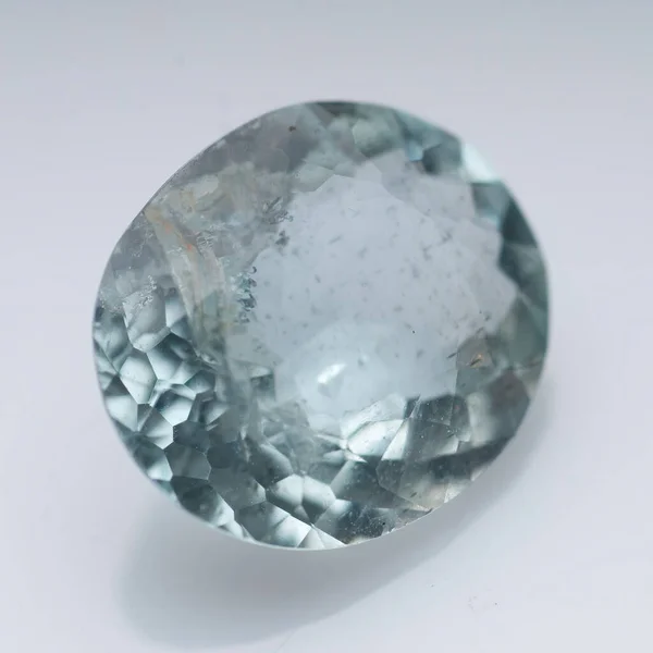 Aquamarine alami pada latar belakang putih — Stok Foto