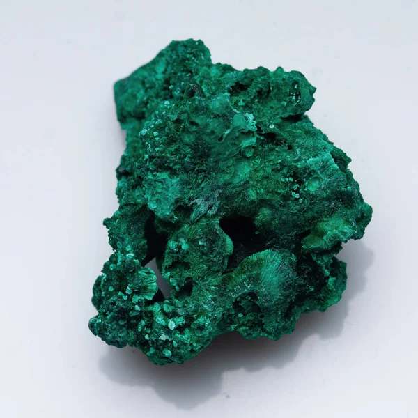 白を基調としたマラカイトグリーン鉱石。天然緑マラカイト — ストック写真