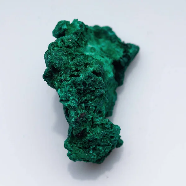 Mineral verde malaquita sobre fondo blanco. Malaquita verde natural — Foto de Stock