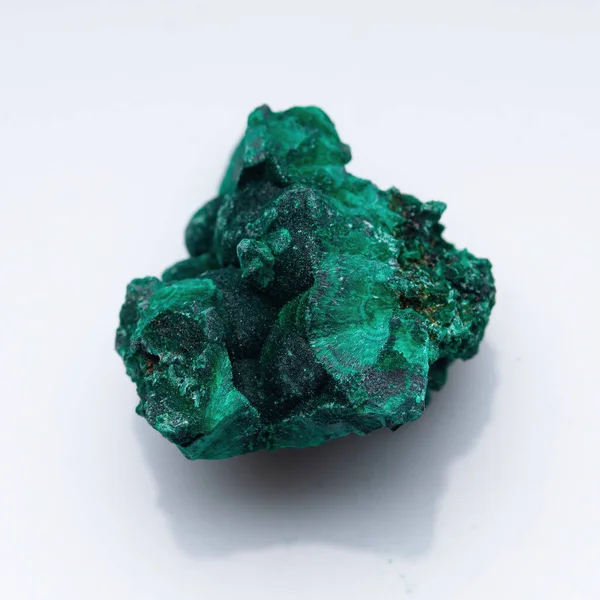 Mineral verde malaquita sobre fondo blanco. Malaquita verde natural — Foto de Stock