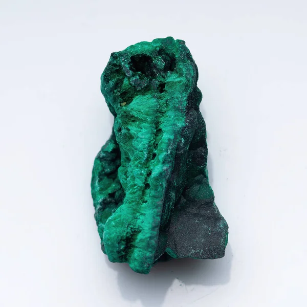 Малахитовая руда на белом фоне. Зеленый малахит — стоковое фото