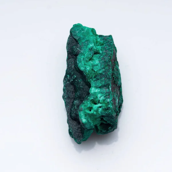 Mineral verde malaquita sobre fondo blanco. Malaquita verde natural —  Fotos de Stock