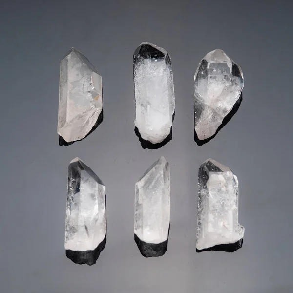 Gri Arka Planda Doğal Kuvars Kristalleri — Stok fotoğraf