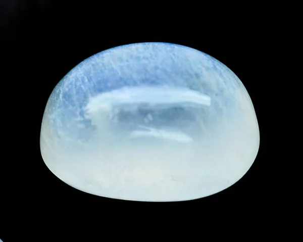 Siyah arka planda doğal ay taşı. Doğal dalkavukluk