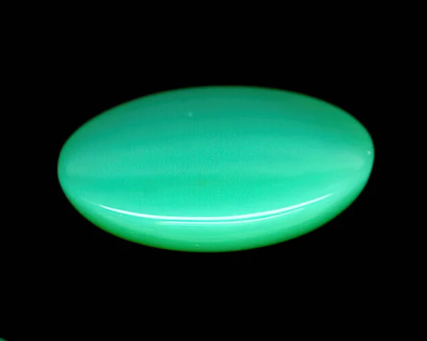 Siyah arkaplanda doğal yeşil akım