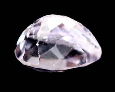 Siyah arka planda doğal kunzite