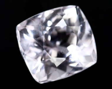 Siyah arka planda doğal kunzite