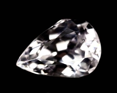 Siyah arka planda doğal kunzite