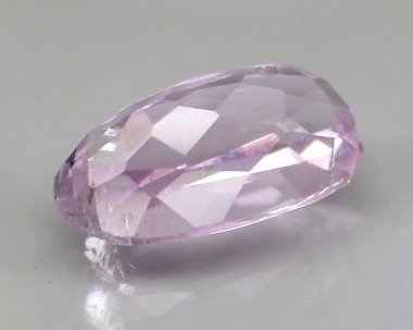 Beyaz arka planda doğal kunzite