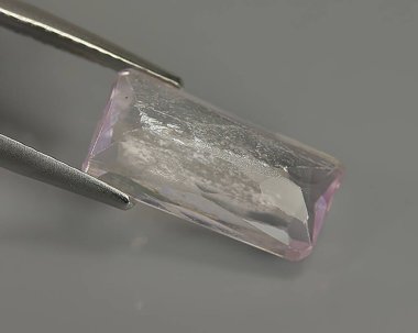 Gri arka planda doğal kunzite