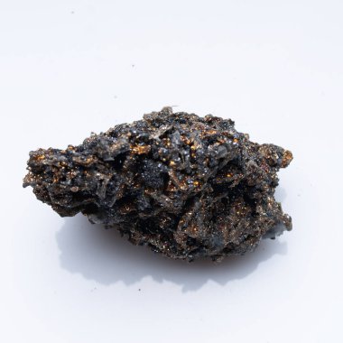 Beyaz zemin üzerinde doğal mineral pirotiti