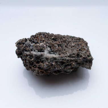 Beyaz zemin üzerinde doğal mineral pirotiti