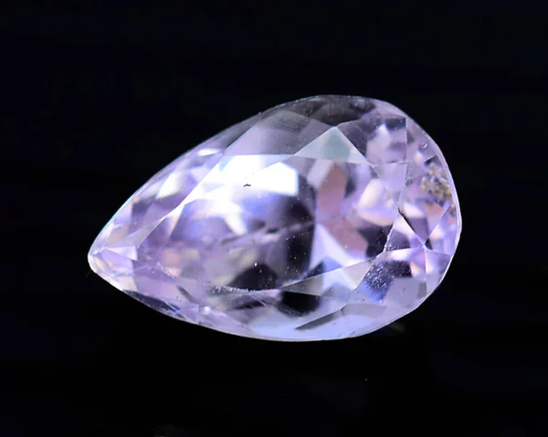 Kunzite Natural Sobre Fundo Preto — Fotografia de Stock