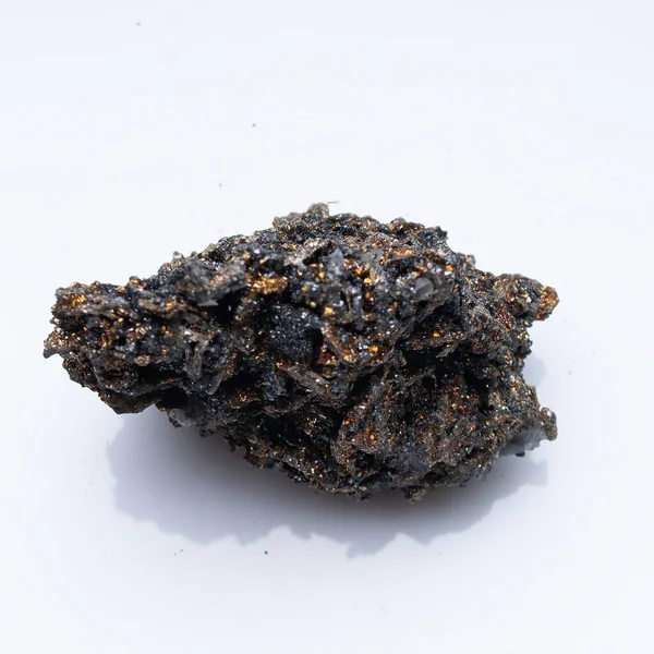 Beyaz zemin üzerinde doğal mineral pirotiti