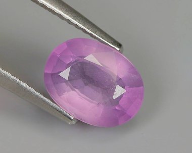 Gri arkaplanda doğal ametist