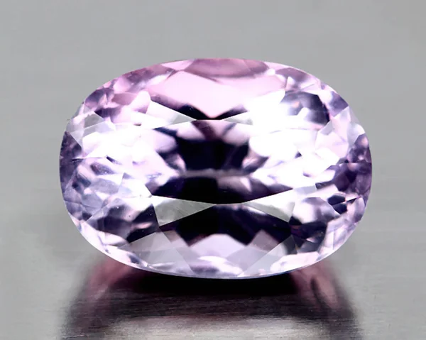 Amethyst Alami Pada Latar Belakang Abu Abu — Stok Foto