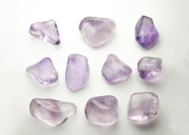 Beyaz arkaplanda doğal ametist