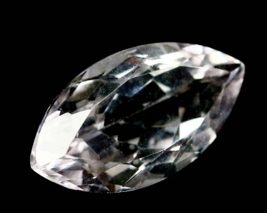 Siyah arkaplanda doğal ametist