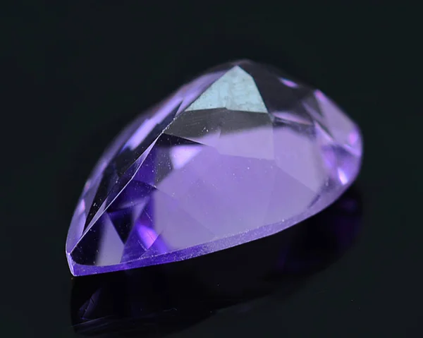 Amethyst Alami Pada Latar Belakang Hitam — Stok Foto