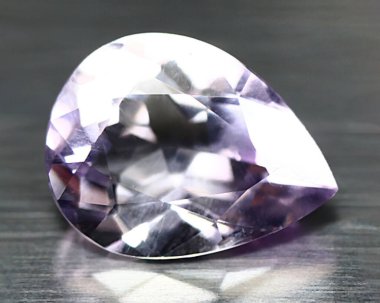 Gri arkaplanda doğal ametist