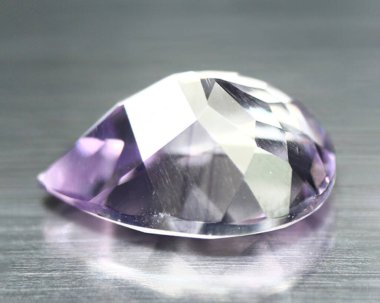 Gri arkaplanda doğal ametist