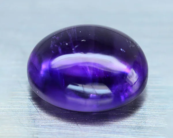 Natürlicher Amethyst Auf Grauem Hintergrund — Stockfoto