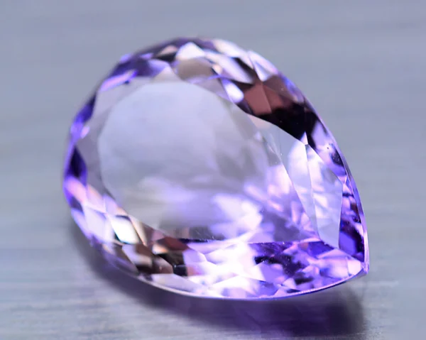 Amethyst Alami Pada Latar Belakang Abu Abu — Stok Foto