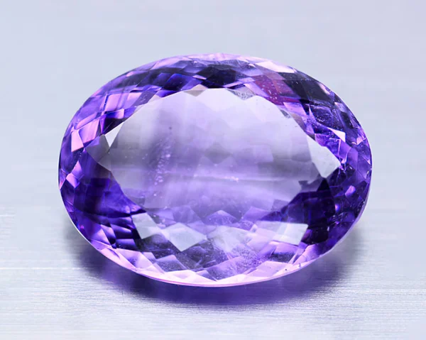 灰色背景下的天然紫水晶 — 图库照片