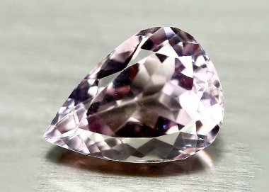 Gri arkaplanda doğal ametri